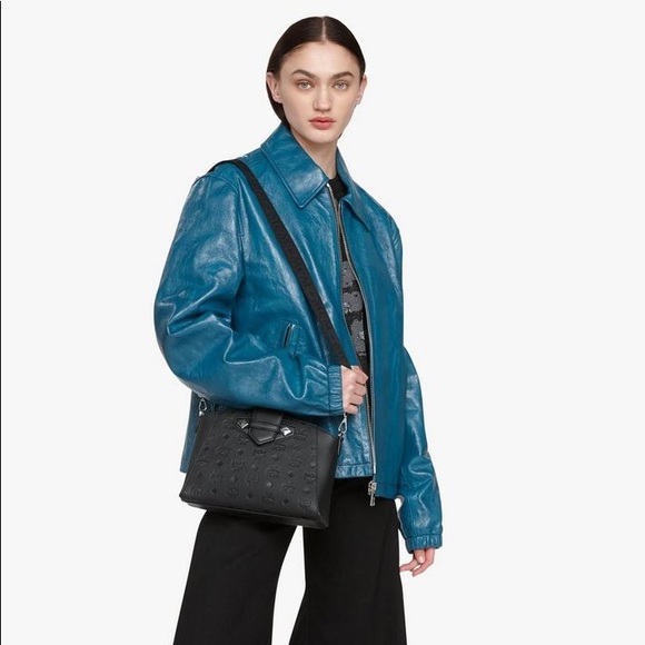 essential crossbody bolsa in visetos